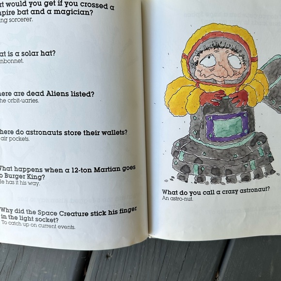 Space Jokes BOOK! Children’s read! Excellent! Must sell! - Picture 5 of 9